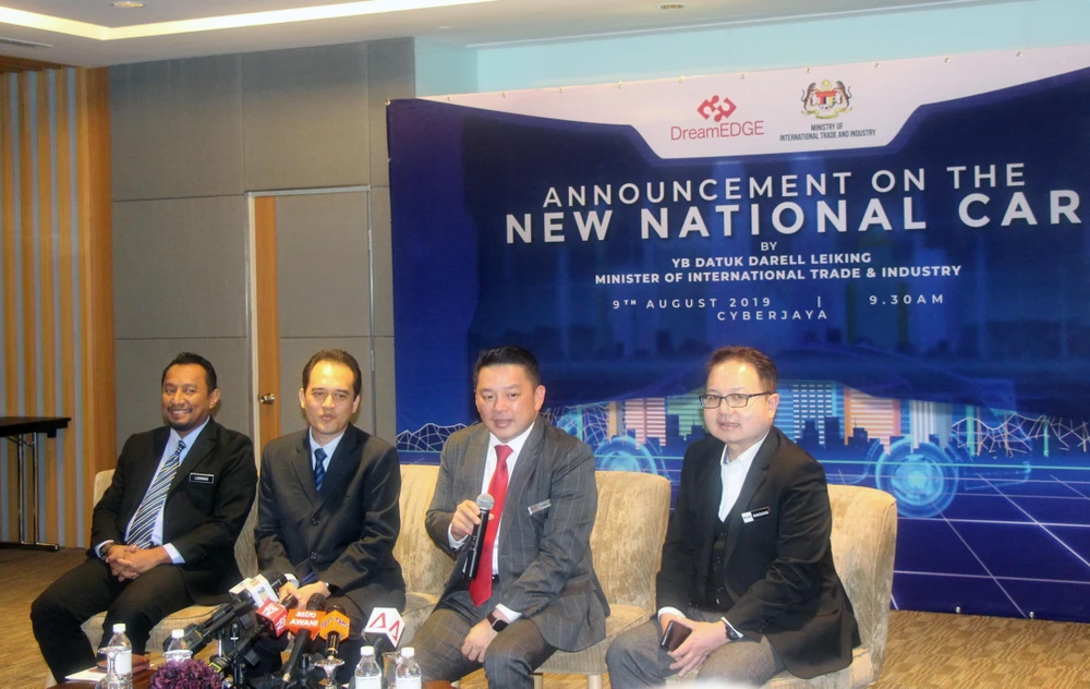 Bộ trưởng Thương mại quốc tế và Công nghiệp Malaysia Darell Leiking (thứ hai, từ phải sang) công bố dự án thứ ba về phát triển xe hơi quốc gia của Malaysia. Ảnh: Hà Ngọc/TTXVN)