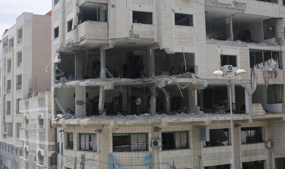 Một tòa nhà bị phá hủy sau loạt không kích của máy bay Israel xuống Dải Gaza ngày 5/5/2019. (Ảnh: THX/TTXVN)