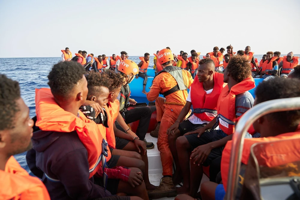 Người di cư được cứu sau khi thuyền của họ bị lật ngoài khơi Libya ngày 5/7. (Ảnh: AFP/TTXVN)