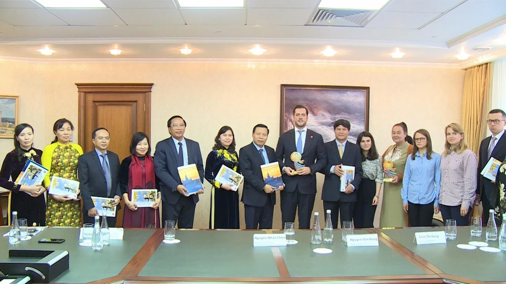 Đoàn đại biểu tỉnh Bắc Ninh chụp ảnh kỷ niệm với đại diện chính quyền thành phố Moskva của Nga. (Ảnh: PV/Vietnam+)