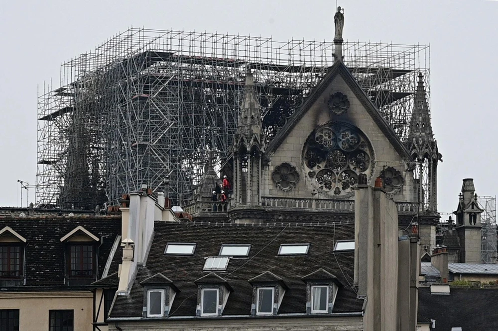 Nhà thờ Đức Bà ở thủ đô Paris sau vụ hỏa hoạn. (Ảnh: AFP/TTXVN)