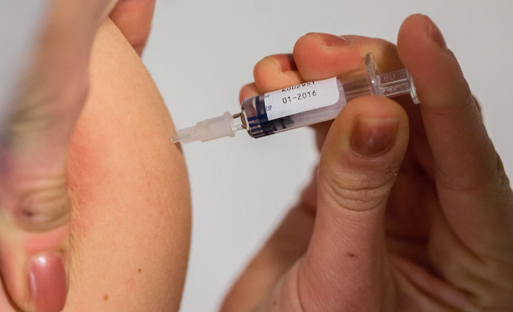 Tiêm vắcxin phòng sởi tại Berlin, Đức. (Ảnh: AFP/TTXVN)