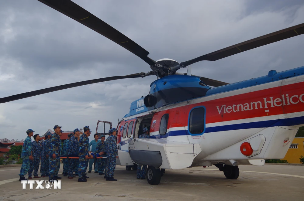 Máy bay trực thăng đưa chiến sỹ bị thương khi đang làm nhiệm vụ trên đảo Sơn Ca (thuộc quần đảo Trường Sa, tỉnh Khánh Hòa) về đất liền cấp cứu. (Ảnh: TTXVN)