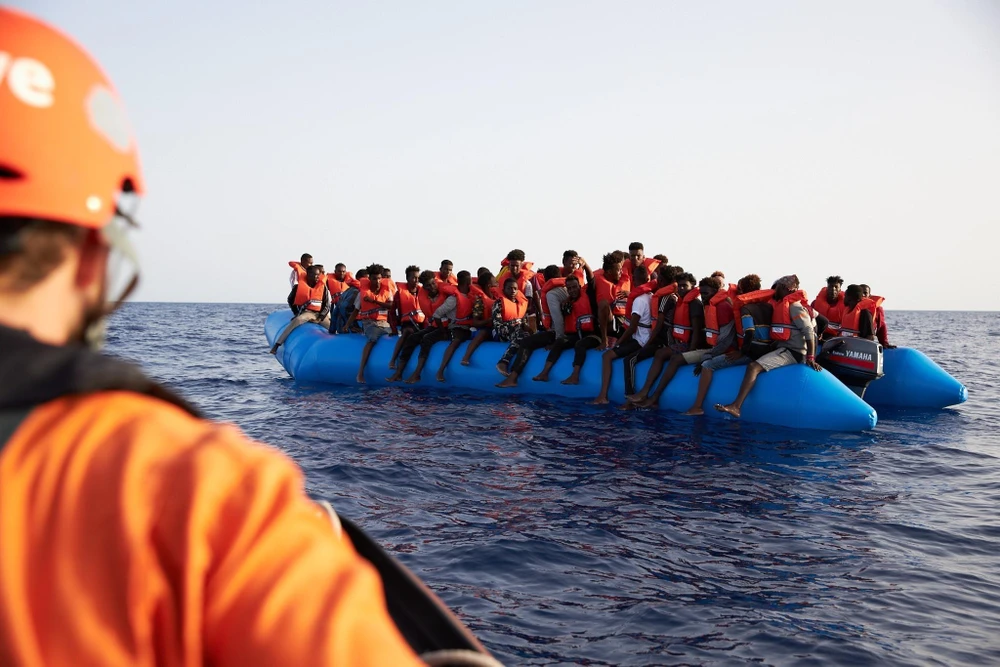 Người di cư chờ được cứu tại khu vực ngoài khơi bờ biển Libya ngày 5/7/2019. (Ảnh: AFP/ TTXVN)