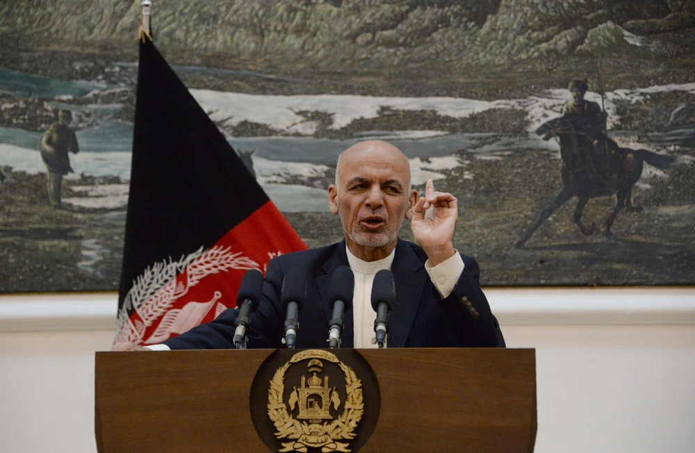 Tổng thống Afghanistan Ashraf Ghani phát biểu tại một cuộc họp báo ở Kabul. (Ảnh: AFP/TTXVN)