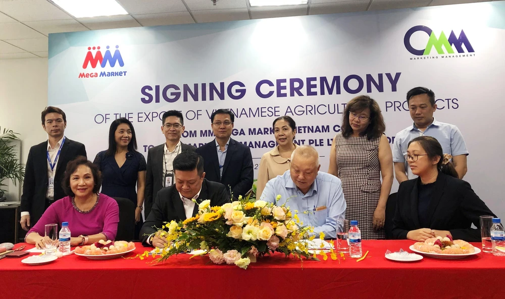 Đại điện Công ty TNHH MM Mega Market Việt Nam và Công ty CMM Marketing Management PTE LTD Singapore ký kết hợp tác. (Ảnh: Mỹ Phương/TTXVN)