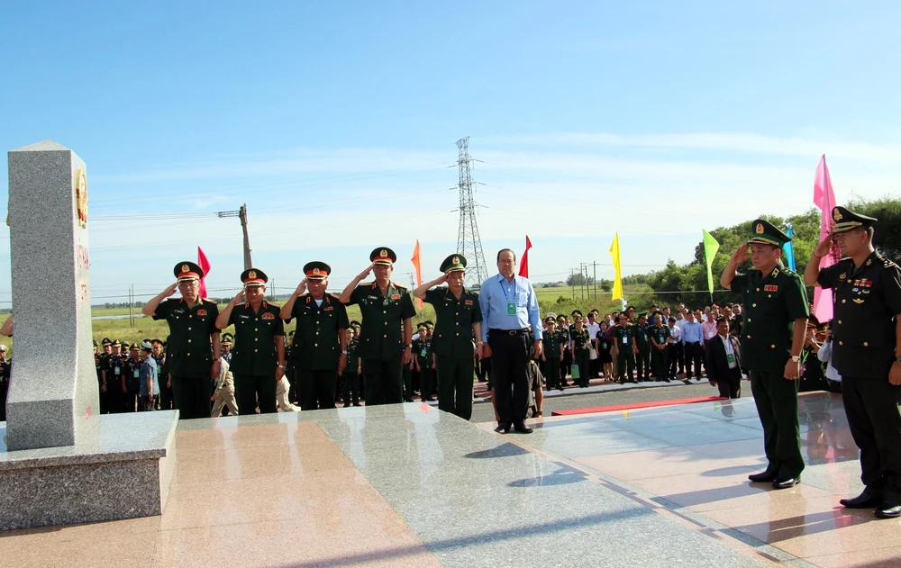 Đại biểu lãnh đạo Bộ Quốc phòng hai nước Việt Nam-Campuchia thực hiện nghi thức Lễ chào cờ cột mốc chủ quyền quốc gia tại cột mốc 275 - cửa khẩu quốc tế Tịnh Biên. (Ảnh: Công Mạo-TTXVN)