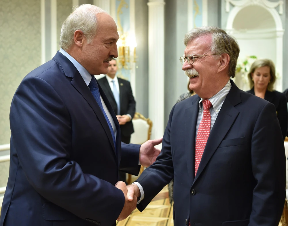 Tổng thống Belarus Alexander Lukashenko (trái) và Cố vấn an ninh quốc gia Mỹ John Bolton (phải) trong cuộc gặp tại Minsk, Belarus, ngày 29/8. (Ảnh: AFP/TTXVN)