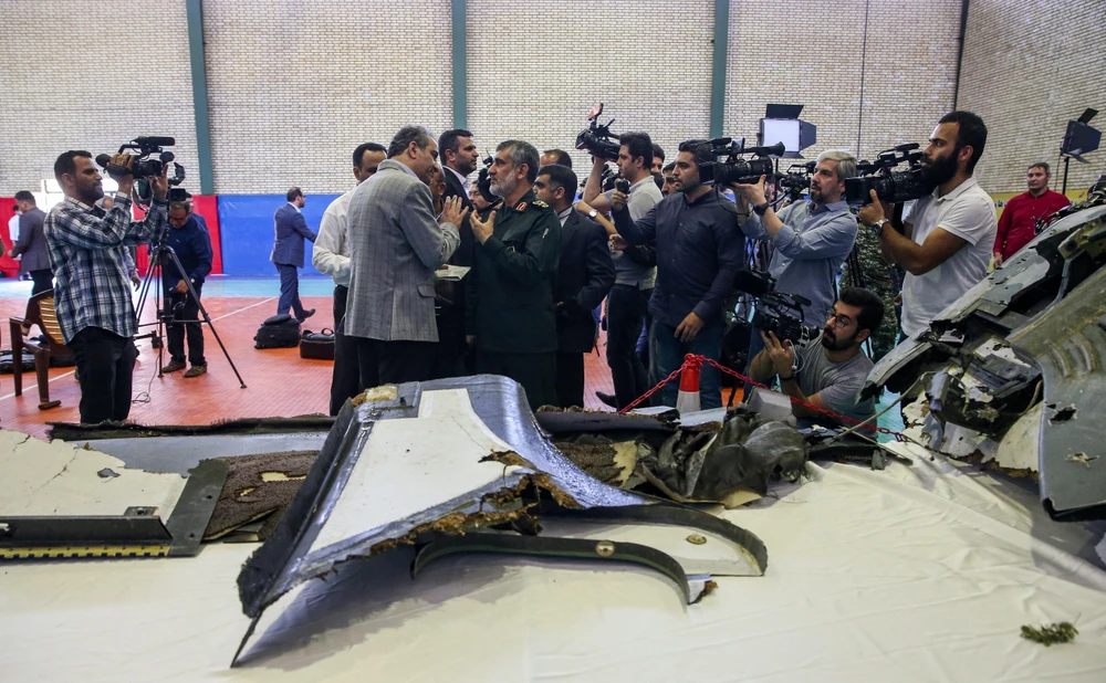Chỉ huy đơn vị phòng không thuộc Lực lượng Vệ binh cách mạng Hồi giáo Iran (IRGC) - Chuẩn tướng Amirali Hajizadeh (giữa, phía trước) trong buổi họp báo công bố xác máy bay do thám không người lái của Mỹ bị phòng không Iran bắn hạ tại Tehran ngày 21/6/2019