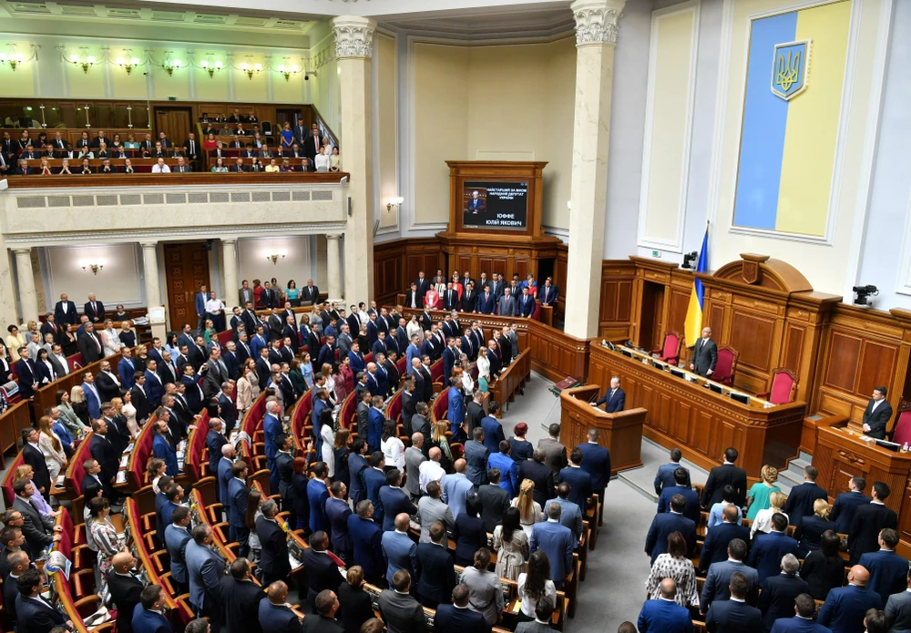  Các nghị sỹ tuyên thệ tại phiên họp đầu tiên Quốc hội mới của Ukraine ở Kiev ngày 29/8. (Ảnh: AFP/TTXVN)