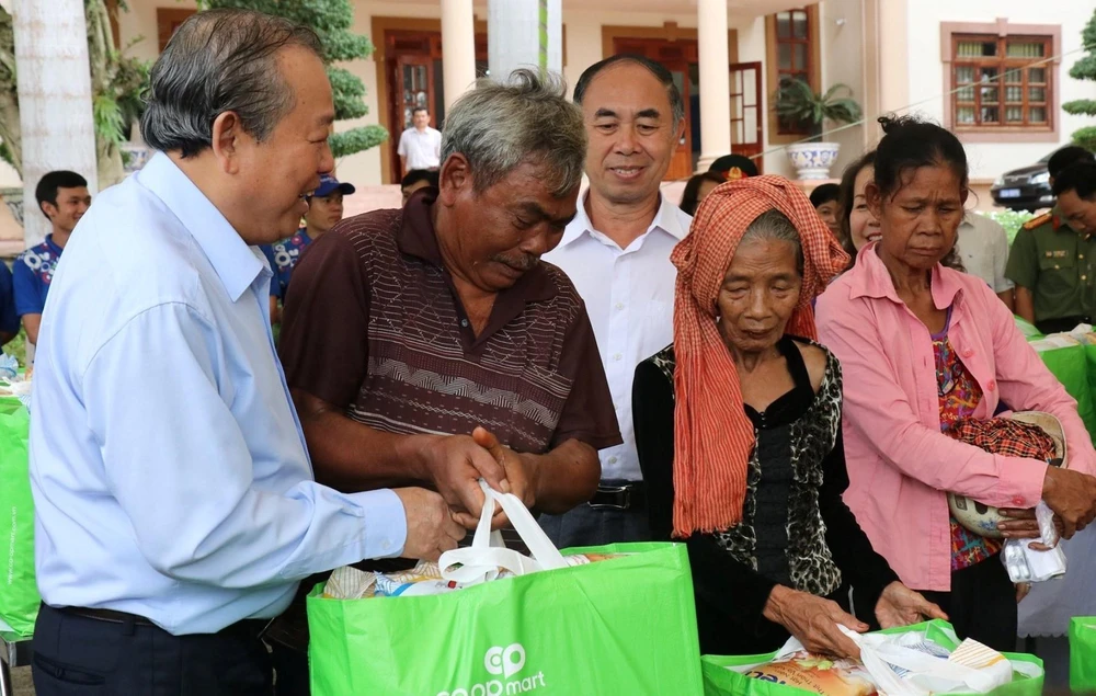 Phó Thủ tướng Thường trực Trương Hòa Bình thăm hỏi, tặng quà cho bà con dân tộc thiểu số tại huyện Lộc Ninh, tỉnh Bình Phước. (Ảnh: Dương Chí Tưởng/TTXVN)