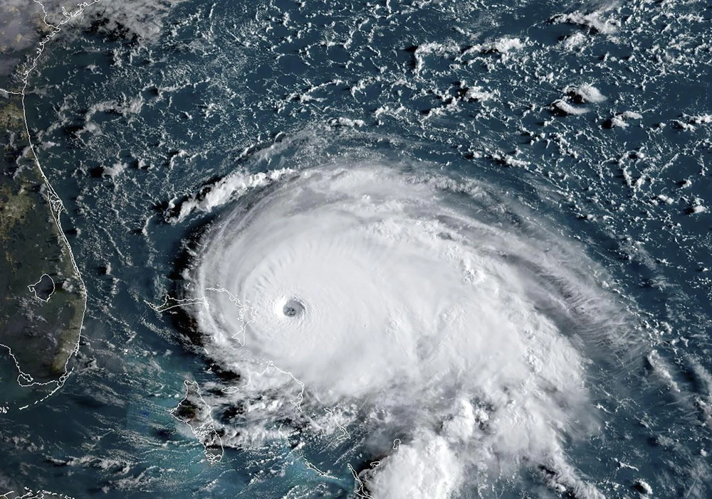 Ảnh chụp vệ tinh cơn bão nhiệt đới Dorian tiến vào quần đảo Bahamas và bang Florida (Mỹ) ngày 1/9/2019. (Ảnh: AFP/TTXVN)