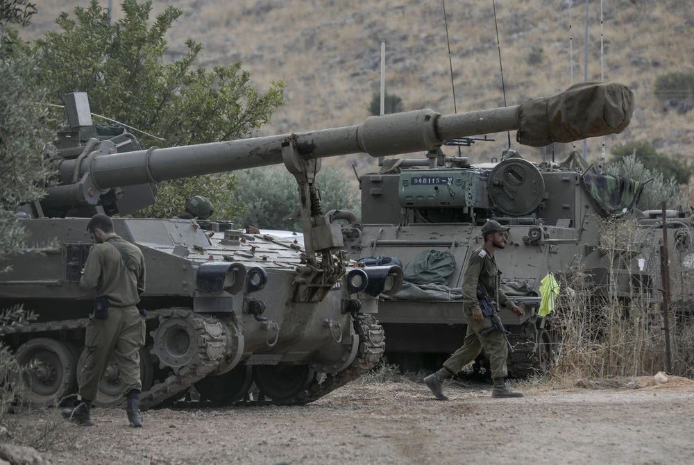 Binh sỹ và pháo tự hành của Israel được triển khai tại thị trấn Kiryat Shemona, gần biên giới với Liban, ngày 31/8/2019. (Ảnh: AFP/TTXVN)