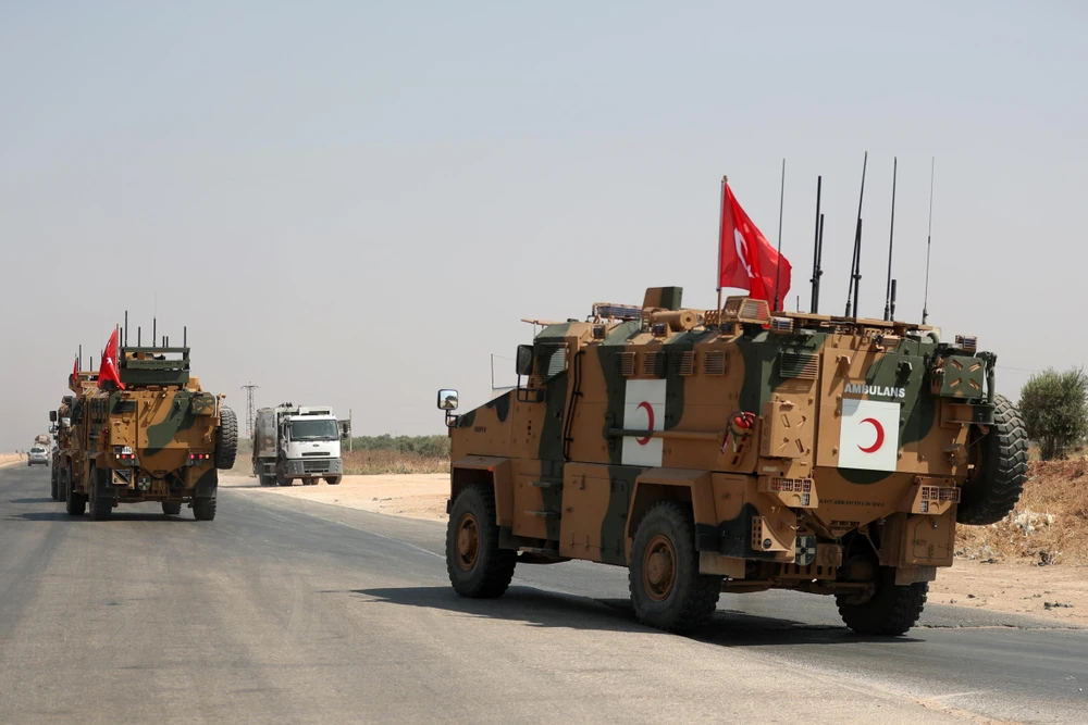 Xe quân sự của Thổ Nhĩ Kỳ qua thị trấn Saraqib, tỉnh Idlib, tây bắc Syria ngày 29/8/2019. (Ảnh: AFP/TTXVN)