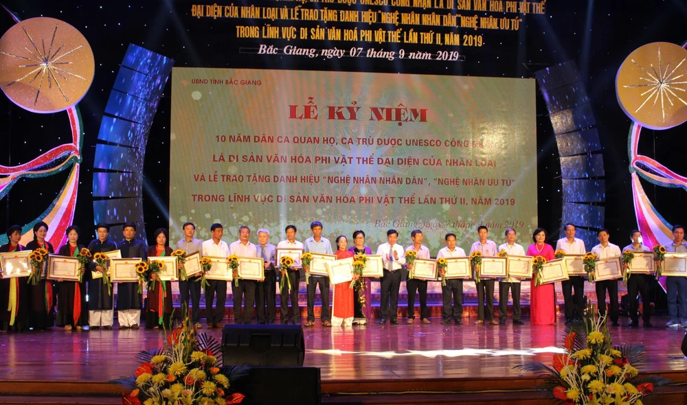 UBND tỉnh Bắc Giang trao bằng khen cho cá nhân, tập thể có thành tích xuất sắc trong bảo tồn và phát huy di sản Dân ca quan họ và ca trù. (Ảnh: Tùng Lâm/TTXVN)