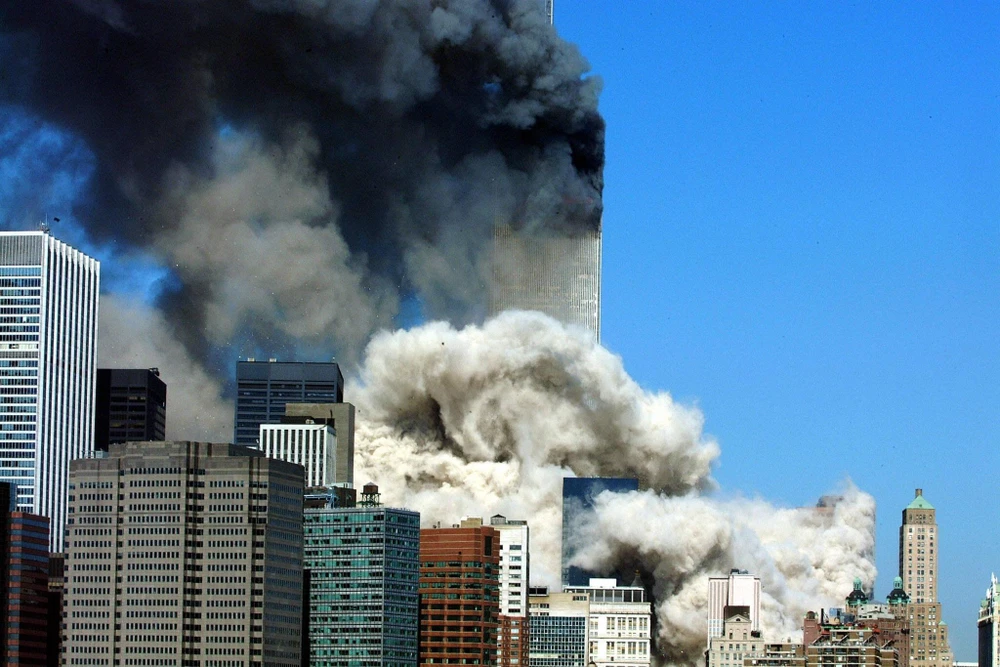 Khói bốc lên từ một trong hai tòa tháp đôi của Trung tâm thương mại thế giới bị sập sau vụ tấn công khủng bố bằng máy bay ở New York, Mỹ ngày 11/9/2001. (Ảnh: AFP/TTXVN)