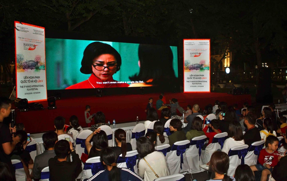 Khán giả xem phim "Cô Ba Sài Gòn" chiếu ngoài trời. (Ảnh: Thanh Tùng/TTXVN)Liên hoan phim Việt Nam lần thứ 21 sẽ quy tụ hơn 1.000 nghệ sĩ điện ảnh