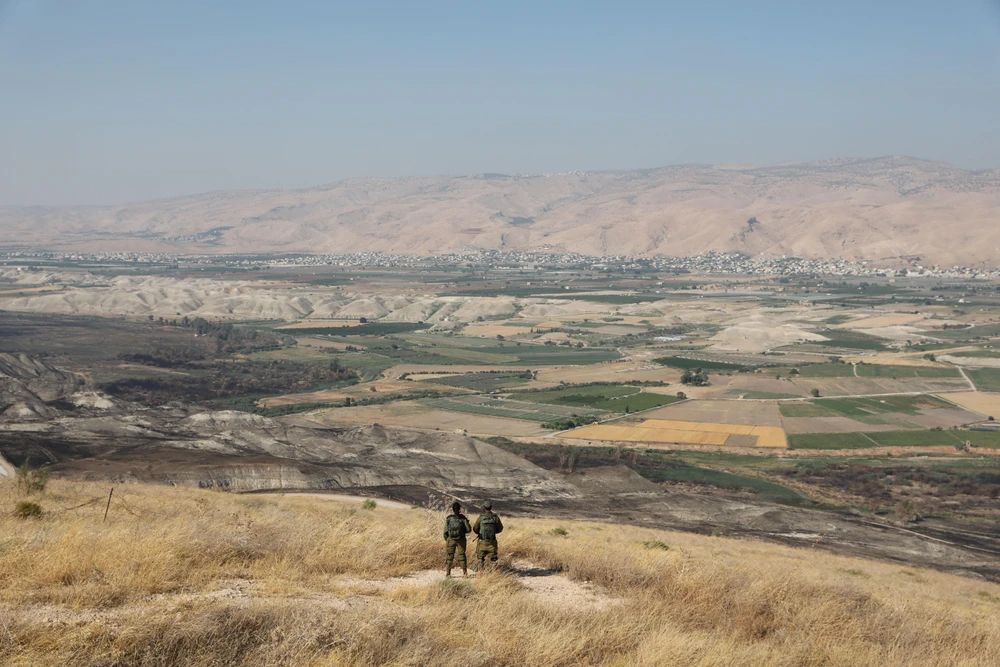 Binh sỹ Israel gác tại tiền đồn ở thung lũng Jordan, nằm giữa thành phố Beit Shean và Khu Bờ Tây ngày 23/6/2019. (Ảnh: AFP/TTXVN)