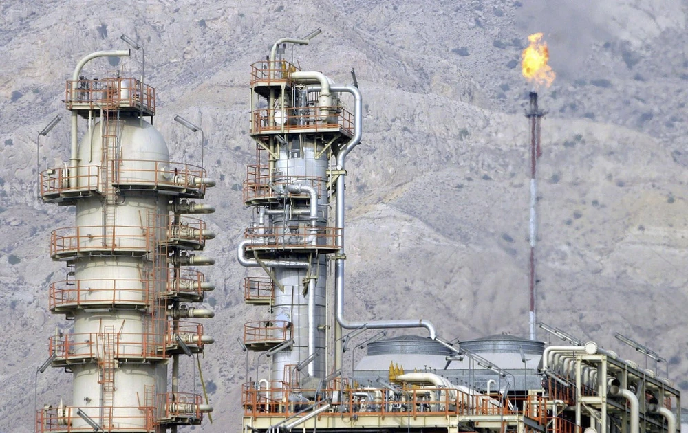 Một cơ sở khai thác khí đốt gần cảng Assalouyeh, miền Nam Iran. (Ảnh: AFP/TTXVN)