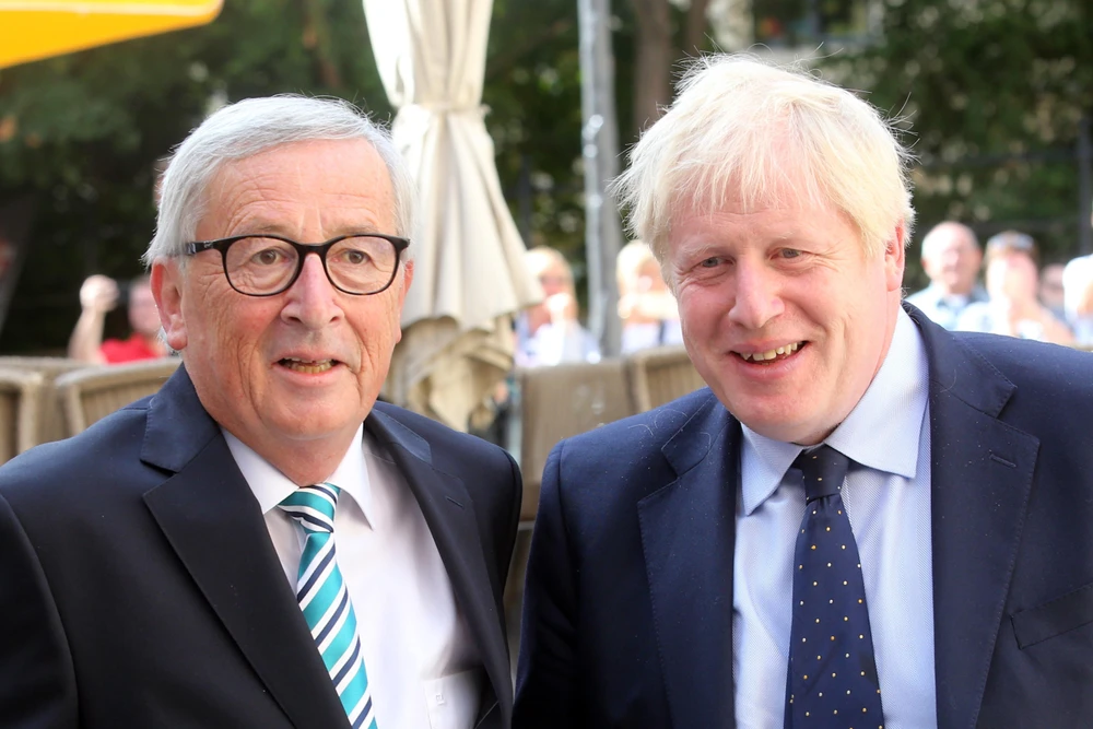 Thủ tướng Anh Boris Johnson (phải) trong cuộc gặp Chủ tịch Ủy ban châu Âu Jean-Claude Juncker tại Luxembourg ngày 16/9/2019. (Ảnh: AFP/TTXVN)