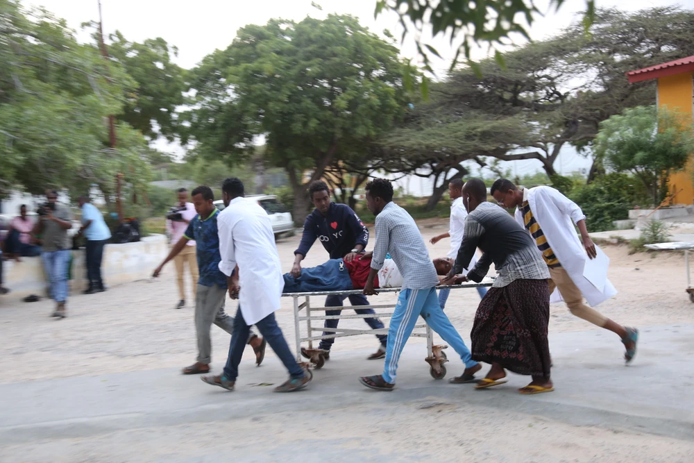Một nạn nhân bị thương trong một vụ tấn công ở thủ đô Mogadishu, Somalia ngày 24/7/2019. Ảnh minh họa. (Ảnh: THX/TTXVN)
