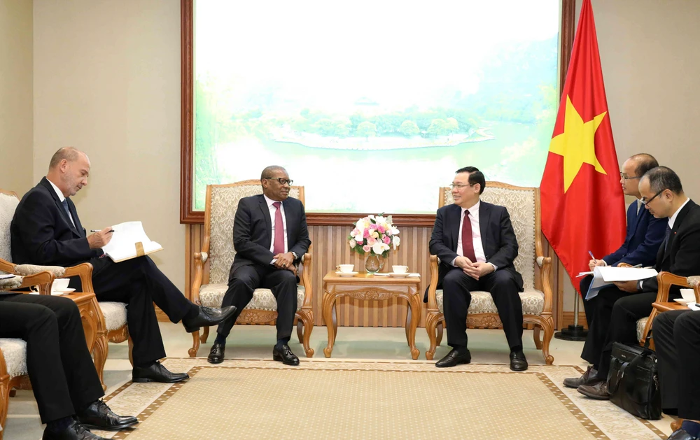 Phó Thủ tướng Vương Đình Huệ tiếp Đại sứ đặc mệnh toàn quyền Cộng hòa Nam Phi tại Việt Nam, Mpetjane Kgaogelo Lekgoro. (Ảnh: Văn Điệp/TTXVN)