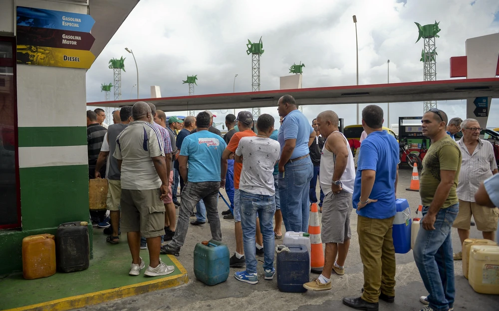 Người dân xếp hàng chờ mua xăng tại trạm xăng ở La Habana, Cuba, ngày 12/9/2019. (Ảnh: AFP/ TTXVN)