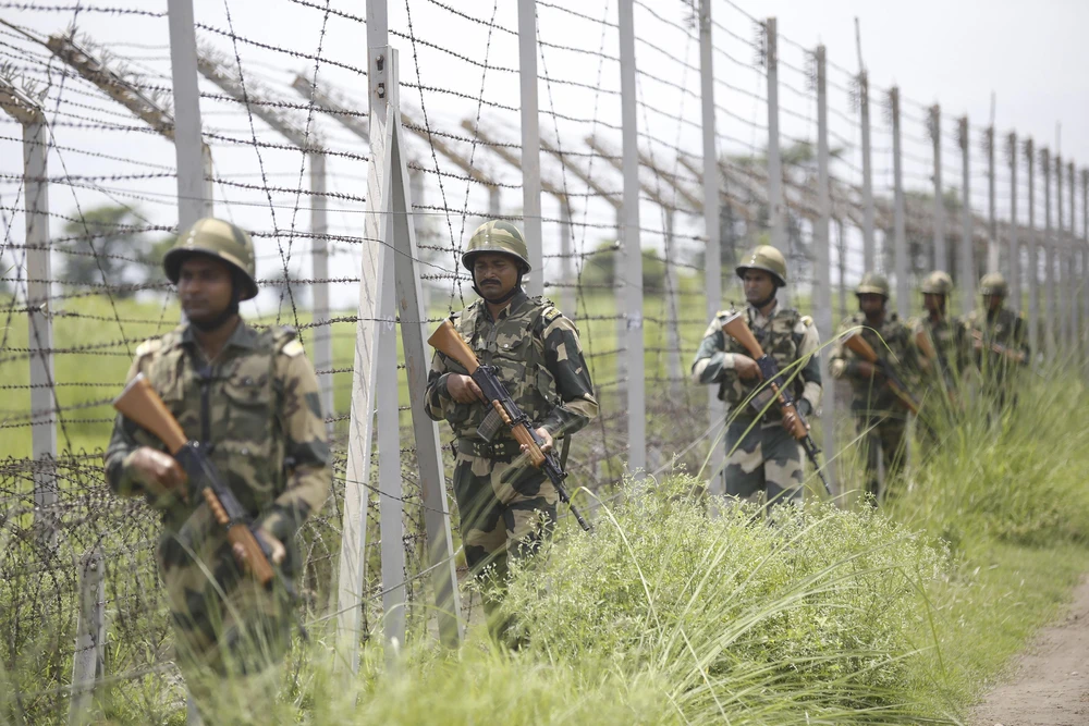 Lực lượng an ninh Ấn Độ tuần tra tại khu vực biên giới Ấn Độ- Pakistan. (Ảnh:AFP/TTXVN)