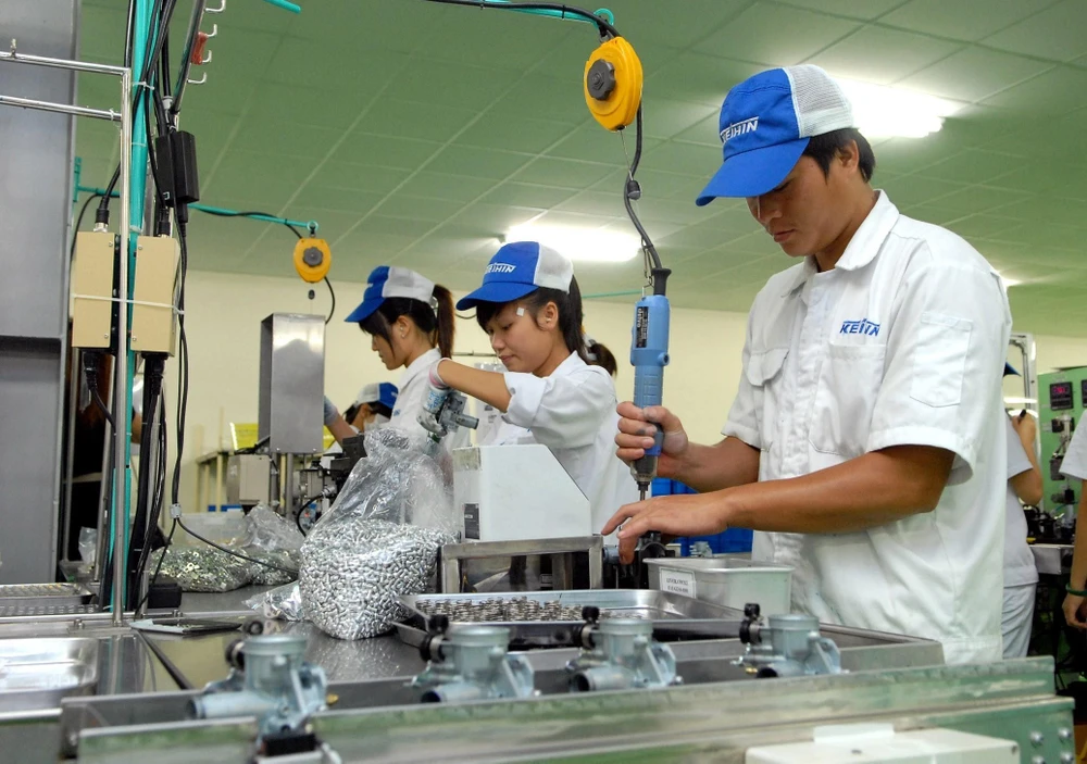 Công nhân sản xuất phụ kiện xe máy, xe hơi và thiết bị công nghiệp tại Khu công nghiệp Thăng Long 2, huyện Yên Mỹ, Hưng Yên. (Ảnh: Phạm Kiên/TTXVN)