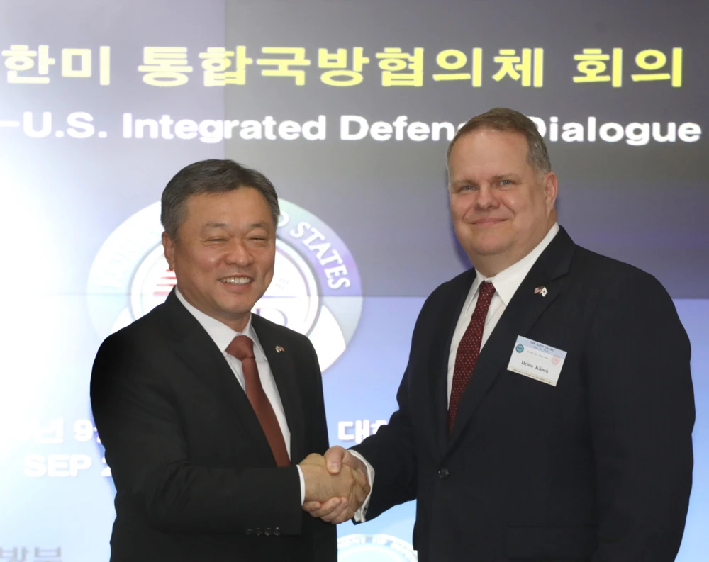 Thứ trưởng Quốc phòng Hàn Quốc Chung Suk-hwan (trái) trong cuộc gặp Phó Trợ lý Bộ trưởng Quốc phòng Mỹ phụ trách Đông Á Heino Klinck tại Seoul ngày 26/9/2019. (Ảnh: YONHAP/TTXVN)