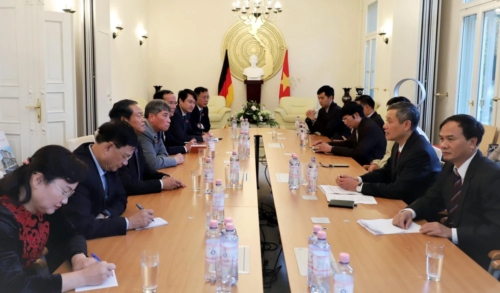Phó Chủ tịch Quốc hội Đỗ Bá Tỵ và đoàn đại biểu cấp cao Quốc hội Việt Nam thăm, làm việc với Đại sứ quán Việt Nam tại Đức. (Ảnh: Thanh Bình/TTXVN)