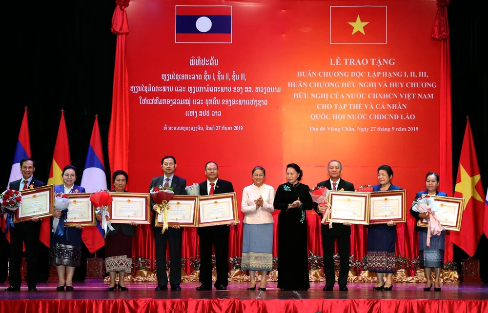 Chủ tịch Quốc hội Nguyễn Thị Kim Ngân và Chủ tịch Quốc hội nước Cộng hòa Dân chủ nhân dân Lào Pany Yathotou trao Huân chương Độc lập hạng Ba cho các tập thể, cá nhân Quốc hội Lào. (Ảnh: Trọng Đức/TTXVN)