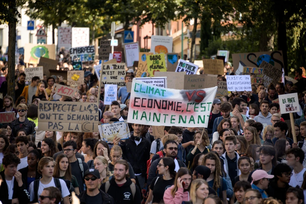 Người dân tuần hành kêu gọi hành động ngăn chặn biến đổi khí hậu tại Lausanne, Thụy Sĩ ngày 27/9/2019. (Ảnh: AFP/TTXVN)