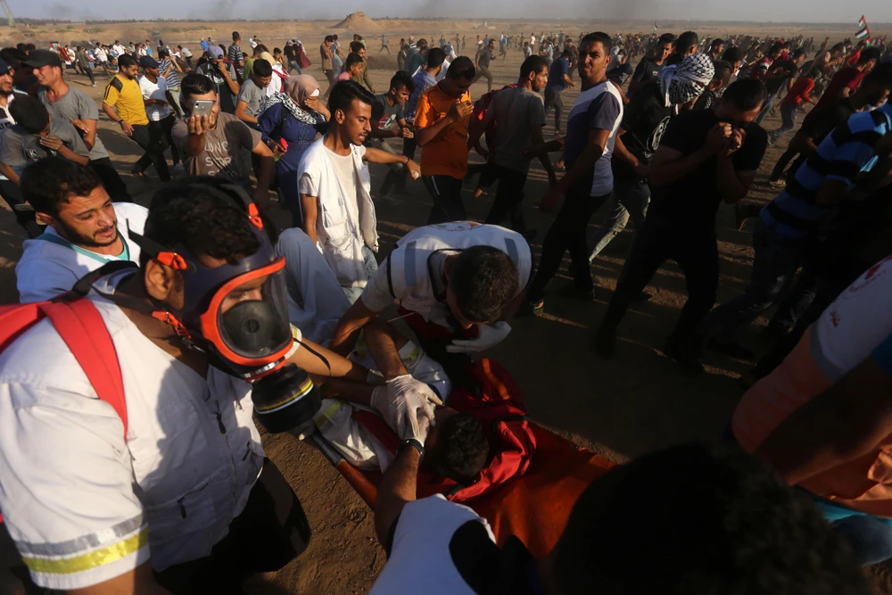 Chuyển người biểu tình Palestine bị thương trong cuộc đụng độ với binh sỹ Israel tại khu vực biên giới Dải Gaza-Israel ở thành phố Khan Younis (Dải Gaza) ngày 27/9/2019. (Ảnh: THX/TTXVN)