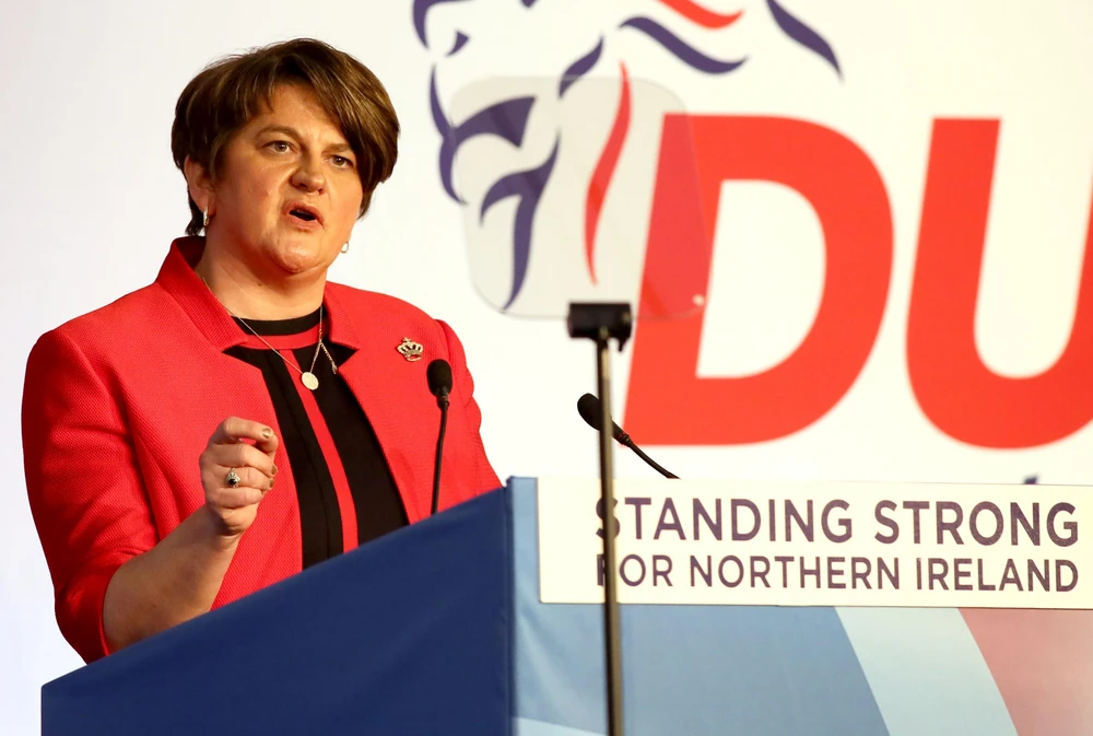 Lãnh đạo đảng DUP ở Bắc Ireland, bà Arlene Foster ủng hộ Thủ tướng Anh Boris Johnson. (Ảnh: AFP/TTXVN)