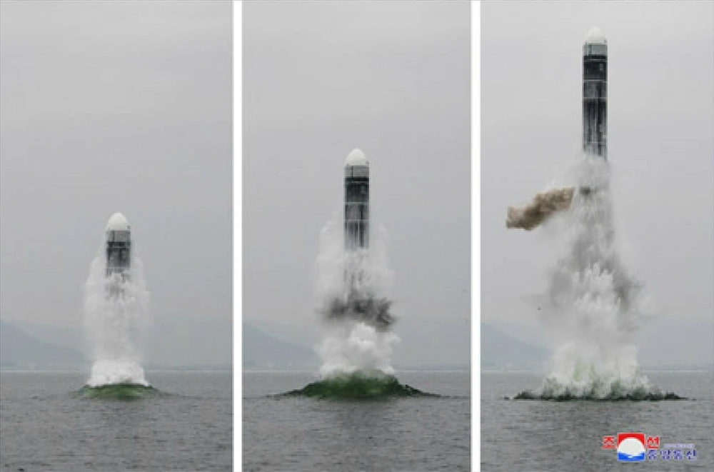 Vụ thử tên lửa đạn đạo kiểu mới Pukguksong-3 từ tàu ngầm của Triều Tiên ở ngoài khơi Vịnh Wonsan ngày 2/10/2019. (Ảnh: Yonhap/TTXVN)