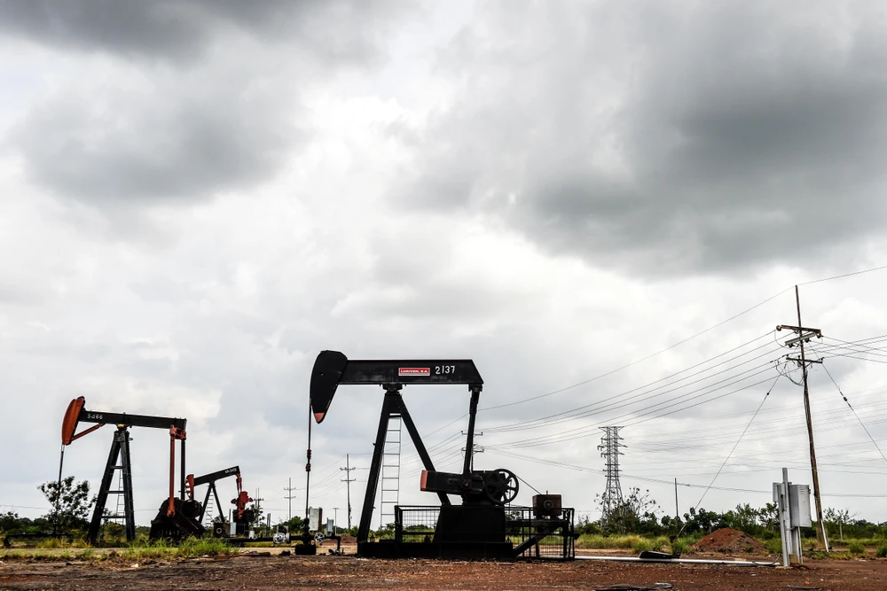 Một cơ sở khai thác dầu tại Maracaibo, Venezuela. (Ảnh: AFP/TTXVN)