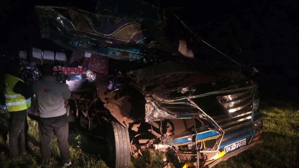 Chiếc xe buýt bị hư hỏng sau khi đâm trực diện vào xe tải trên xa lộ Kisumu-Kericho ở thành phố Kisumu, miền Tây Kenya ngày 3/10/2019. (Ảnh: COURTESY/TTXVN)