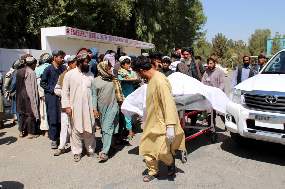Chuyển thi thể các nạn nhân sau vụ không kích nhầm tại Lashkar Gah, tỉnh Helmand ngày 23/9/2019. (Ảnh: AFP/TTXVN)