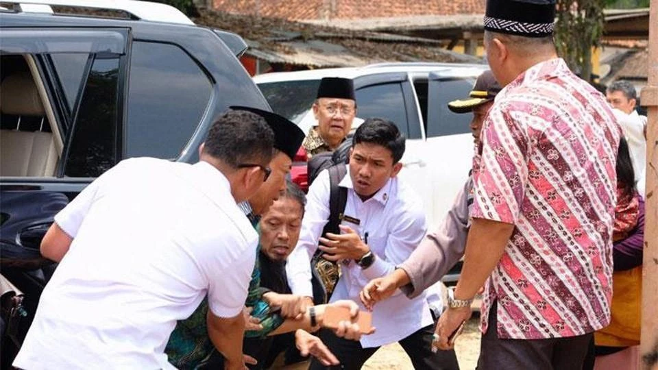 Bộ trưởng Điều phối các vấn đề chính trị, pháp lý và an ninh của Indonesia Wiranto (thứ 2, trái) bị tấn công bằng dao ngày 10/10/2019. (Ảnh: Special/TTXVN)