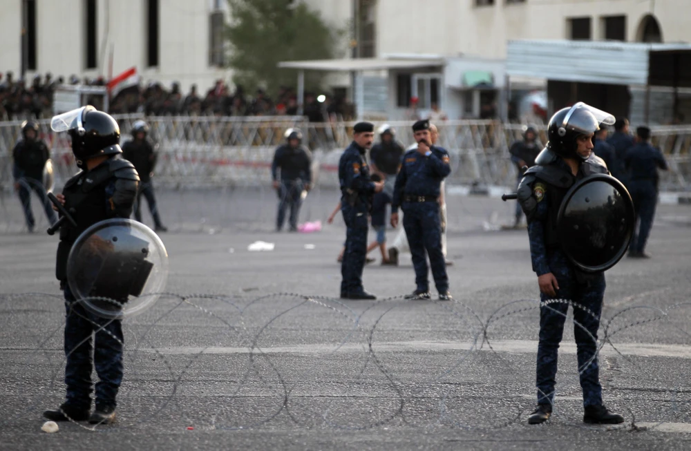 Lực lượng an ninh gác tại Vùng Xanh ở thủ đô Baghdad, Iraq. (Ảnh: AFP/TTXVN)