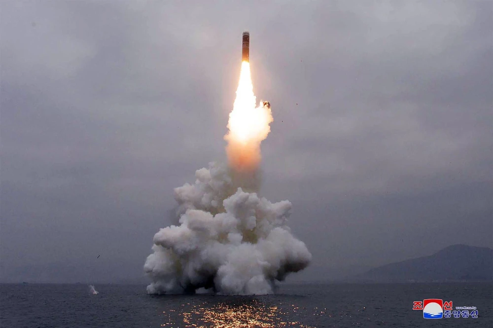 Một vụ thử tên lửa của Triều Tiên ở ngoài khơi vịnh Wonsan ngày 2/10/2019. (Ảnh: AFP/TTXVN)