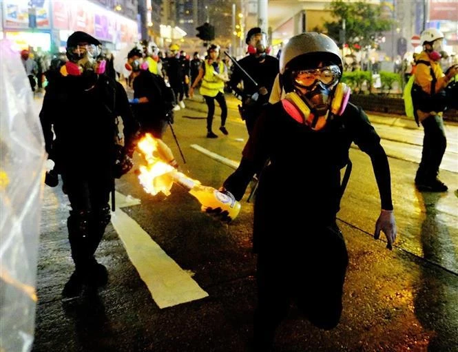 gười biểu tình bạo loạn ném bom xăng vào cảnh sát tại Đặc khu hành chính Hong Kong (Trung Quốc) ngày 31/8/2019. (Ảnh: THX/TTXVN)