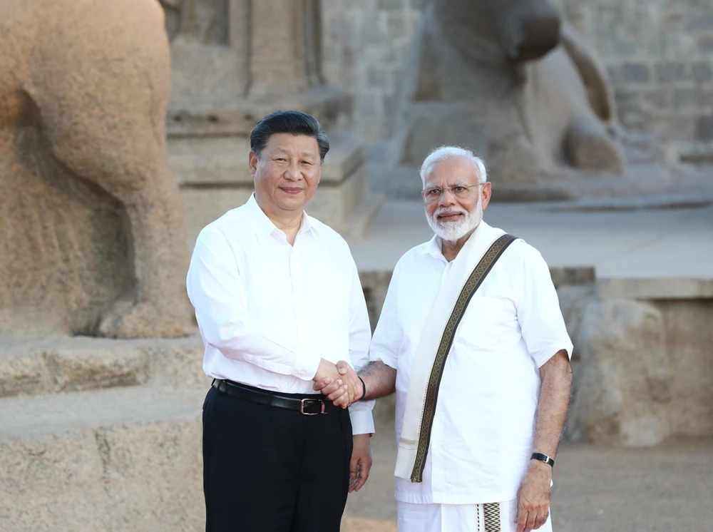 Thủ tướng Ấn Độ Narendra Modi (phải) và Chủ tịch Trung Quốc Tập Cận Bình (trái) tại cuộc gặp ở Chennai, Ấn Độ, ngày 11/10. (Ảnh: THX/TTXVN)