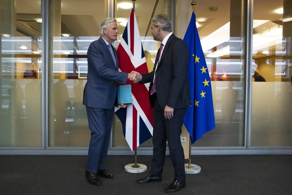 Trưởng đoàn đàm phán Brexit của EU Michel Barnier (trái) và Bộ trưởng Brexit của Anh Stephen Barclay tại vòng đàm phán ở Brussels, Bỉ, ngày 11/10/2019. (Ảnh: AFP/ TTXVN)