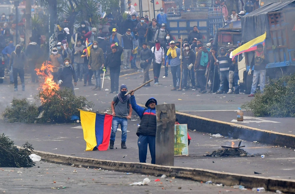 Biểu tình phản đối chính sách khắc khổ của chính phủ tại Quito, Ecuador, ngày 8/10. (Ảnh: AFP/TTXVN)