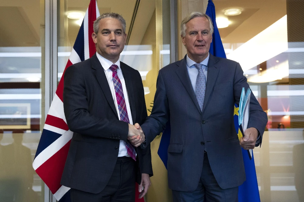 Trưởng đoàn đàm phán Brexit của EU Michel Barnier (phải) và Bộ trưởng Brexit của Anh Stephen Barclay tại vòng đàm phán ở Brussels, Bỉ, ngày 11/10/2019. (Ảnh: AFP/ TTXVN)