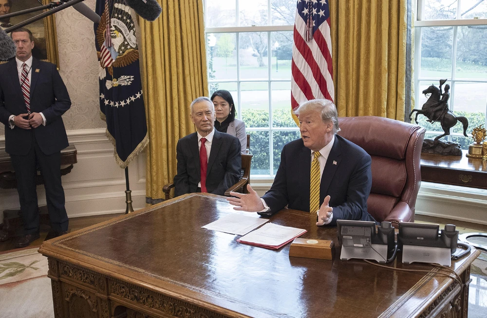 Tổng thống Mỹ Donald Trump (phải) và Phó Thủ tướng Trung Quốc Lưu Hạc (giữa) trong cuộc gặp tại Nhà Trắng ở Washington, DC, ngày 4/4/2019. (Ảnh: AFP/TTXVN)
