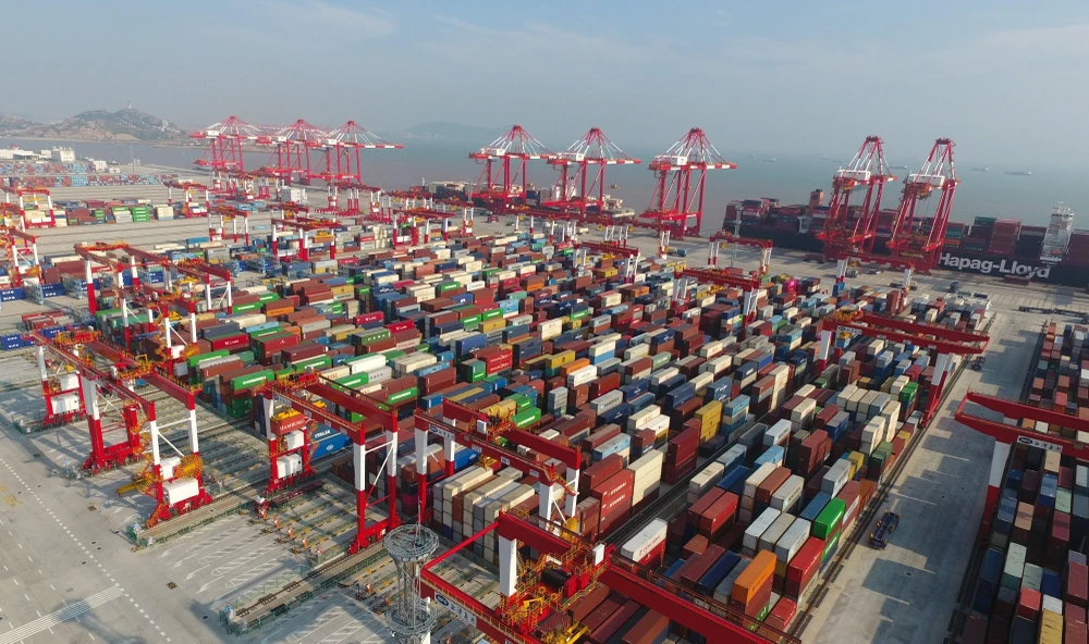 Hàng hóa được xếp tại cảng ở Thượng Hải, Trung Quốc, ngày 25/7/2019. (Ảnh: THX/TTXVN)
