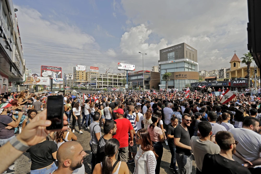 Người biểu tình phản đối tình hình kinh tế suy giảm tại Beirut, Liban, ngày 18/10/2019. (Ảnh: AFP/TTXVN)